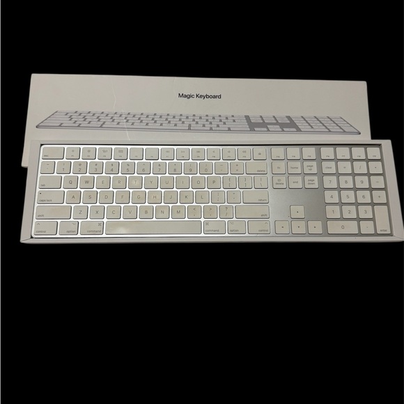 Apple Magic Keyboard with Numeric Keypad - White - Picture 2 of 3